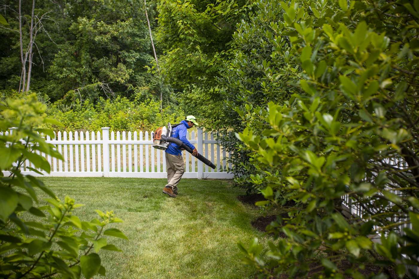 lawn-fence-blowing-technician-1