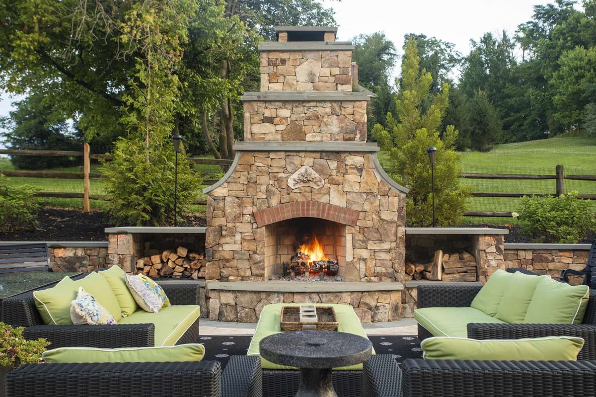 An Outdoor Fireplace vs. Fire Pit: Which is Best for My ...