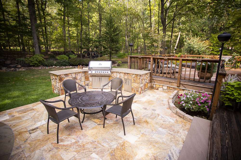 Outdoor kitchen and patio landscape design