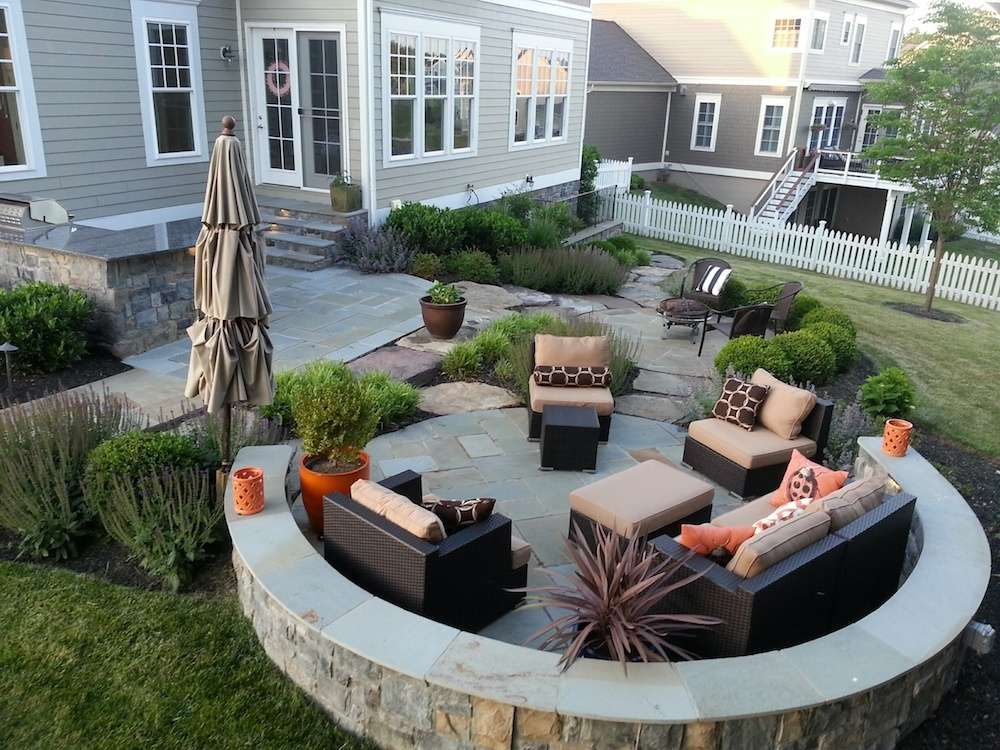 hardscape patio with seating wall