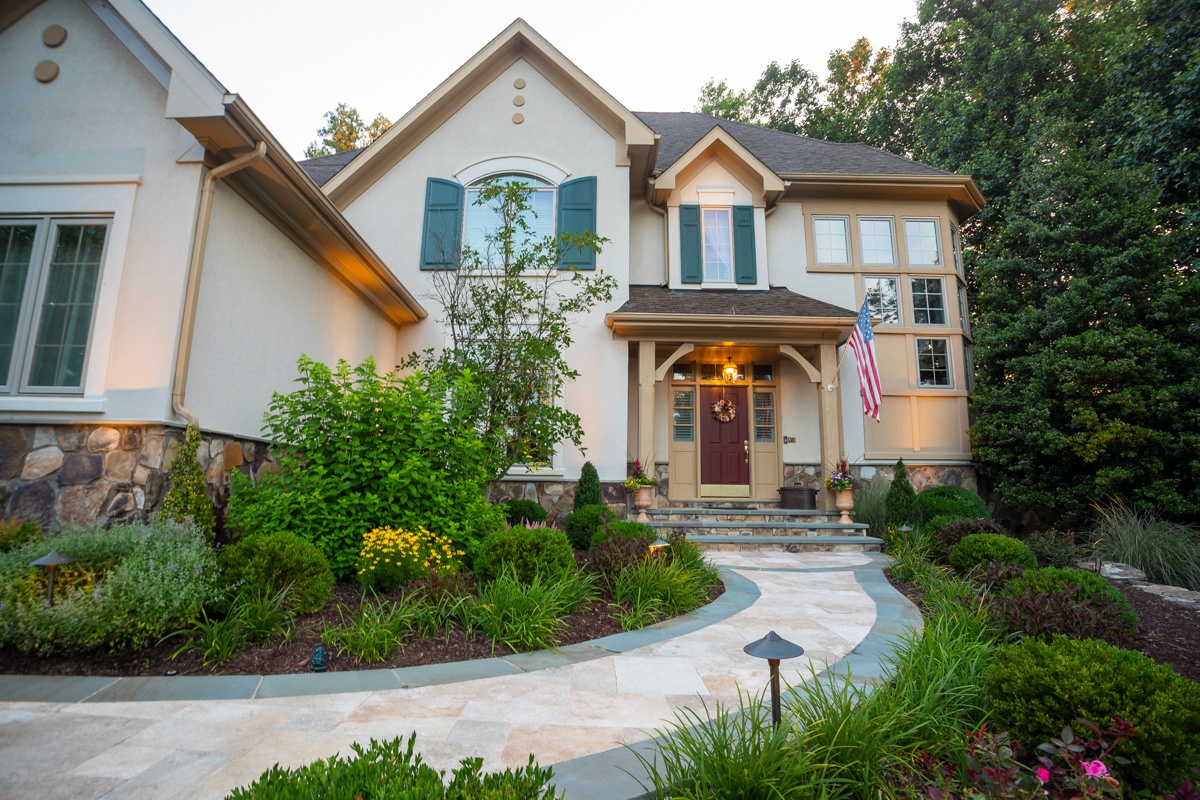 walkway to front door with plantings