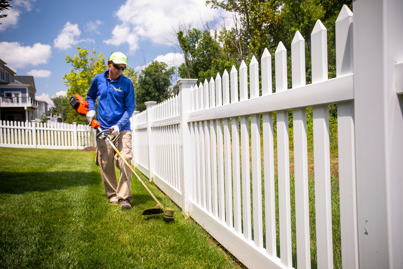 lawn-fence-string-trimming-technician-3