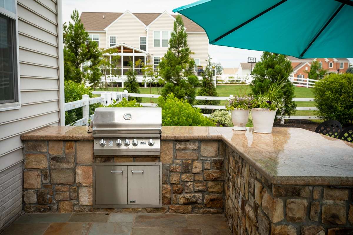 outdoor-kitchen-with-built-in-grill