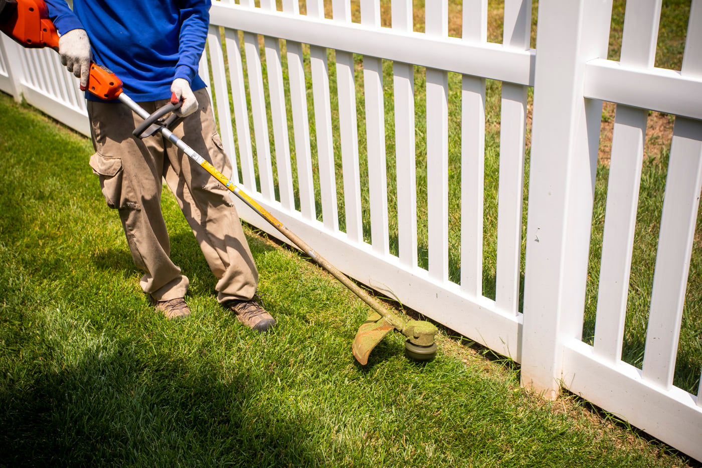 lawn-fence-string-trimming-technician-4