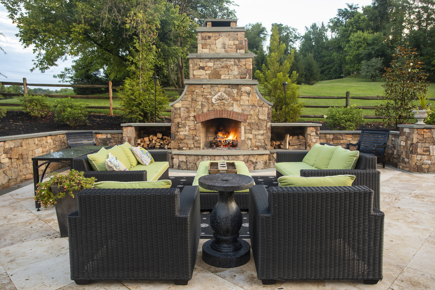 outdoor-fireplace-stone-wall-seating-2